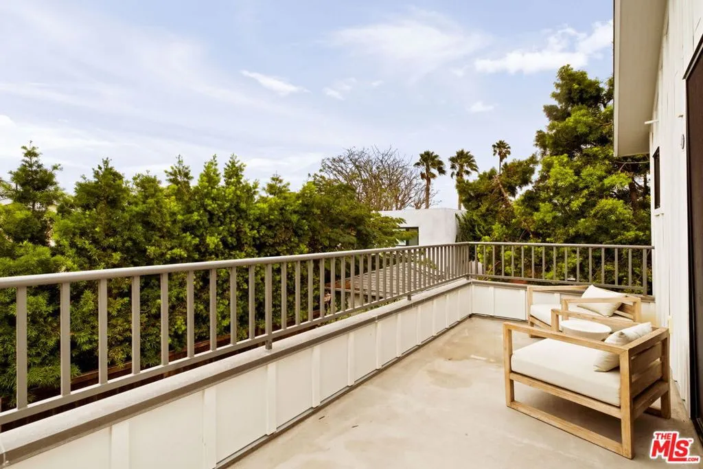 1023 Superba Avenue, Venice, California 90291 home-pic-16